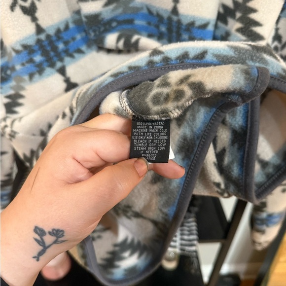 Stylish Blue and Black Patterned sweater xl - Picture 6 of 7